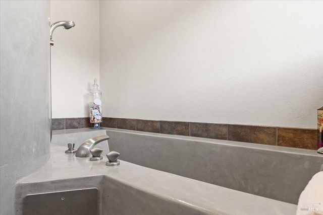 22355 Chianti Rd, Geyserville, CA 95441