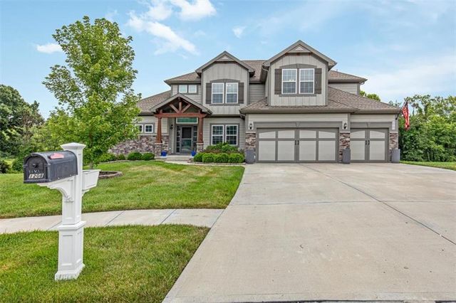 1208 N Silverleaf Court, Liberty, MO 64068