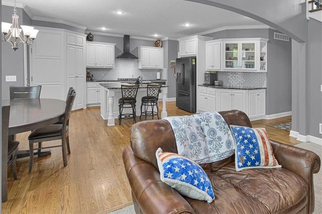 1208 N Silverleaf Court, Liberty, MO 64068