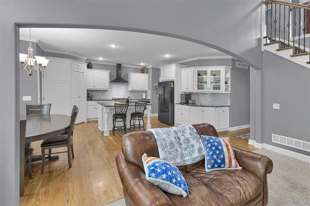 1208 N Silverleaf Court, Liberty, MO 64068