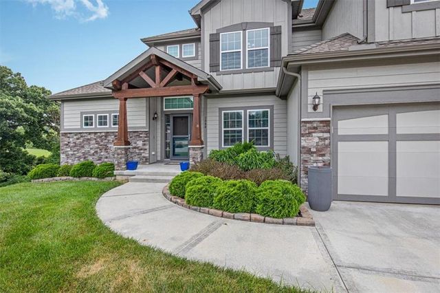 1208 N Silverleaf Court, Liberty, MO 64068