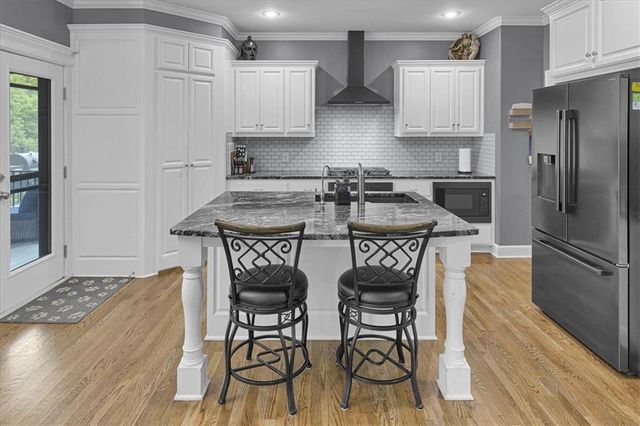 1208 N Silverleaf Court, Liberty, MO 64068