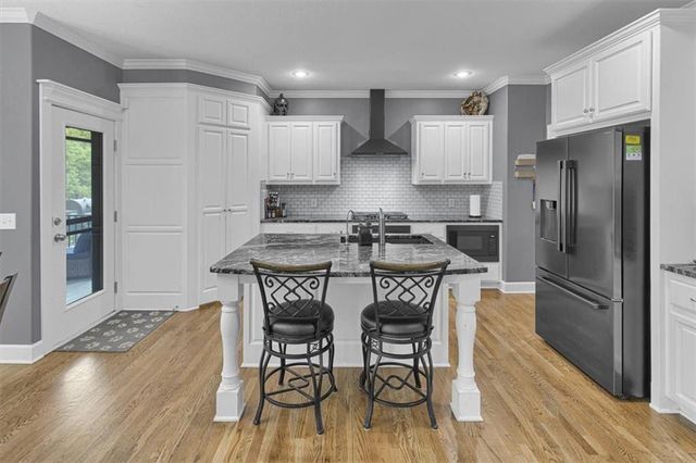 1208 N Silverleaf Court, Liberty, MO 64068