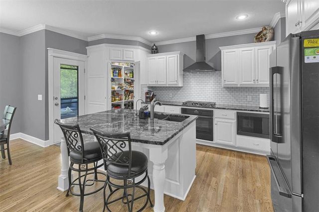1208 N Silverleaf Court, Liberty, MO 64068