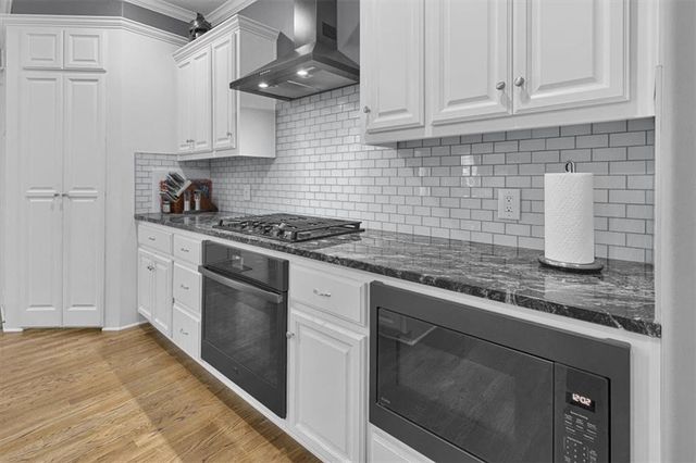 1208 N Silverleaf Court, Liberty, MO 64068