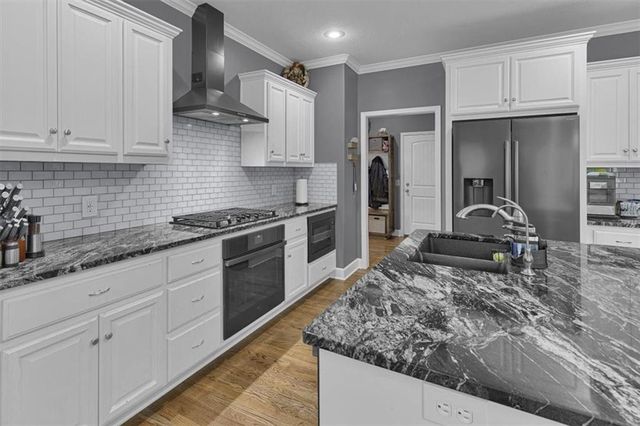 1208 N Silverleaf Court, Liberty, MO 64068