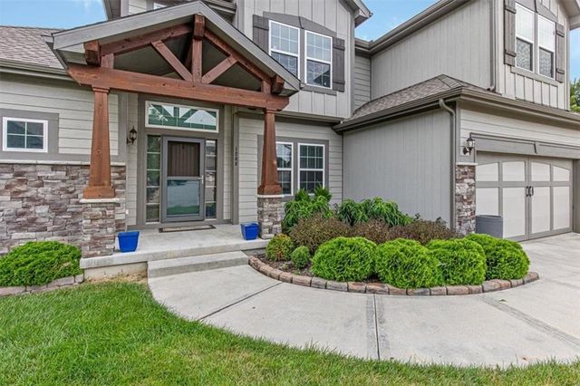 1208 N Silverleaf Court, Liberty, MO 64068