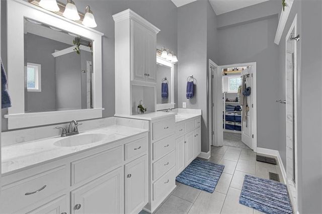 1208 N Silverleaf Court, Liberty, MO 64068