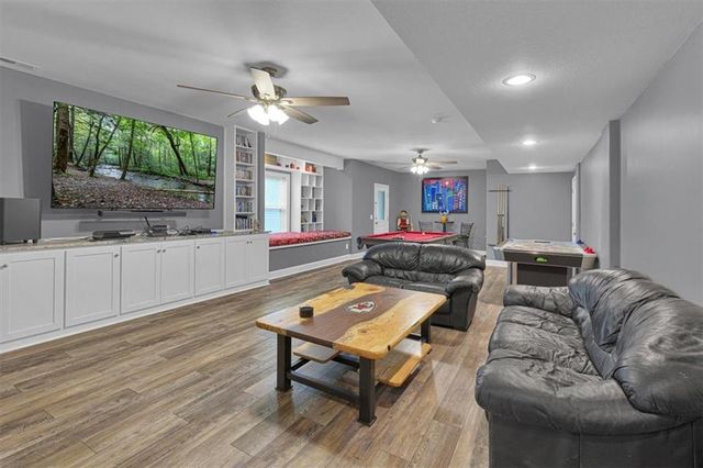 1208 N Silverleaf Court, Liberty, MO 64068