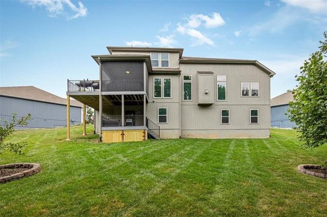1208 N Silverleaf Court, Liberty, MO 64068