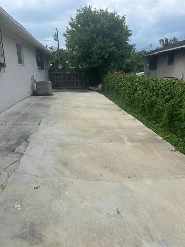 645 NW 2nd St, Florida City, FL 33034