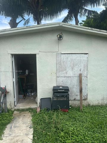 645 NW 2nd St, Florida City, FL 33034
