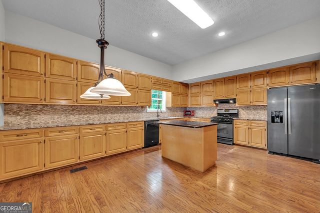 65 Pointe View Court, Jackson, GA 30233