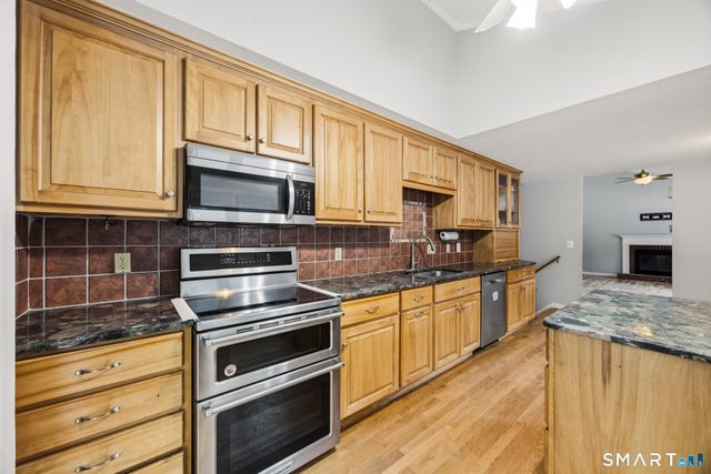 11 Top View Drive, Simsbury, CT 06089
