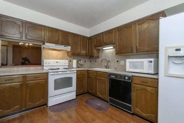 W177N9769 Riversbend CIRCLE E, Germantown, WI 53022