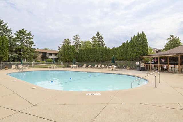 W177N9769 Riversbend CIRCLE E, Germantown, WI 53022