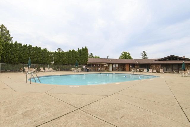 W177N9769 Riversbend CIRCLE E, Germantown, WI 53022