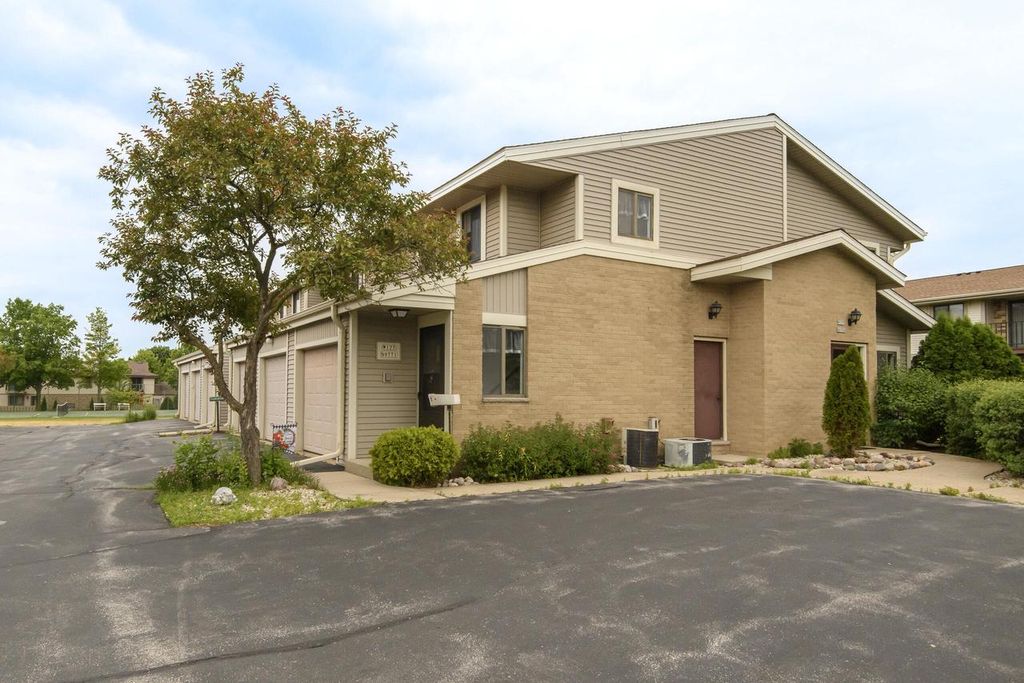 W177N9769 Riversbend CIRCLE E, Germantown, WI 53022