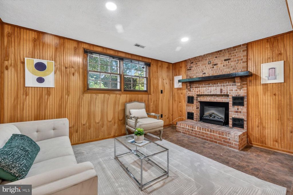 Image 20 of property listing at 13413 WISTERIA DR, Germantown, MD 20874