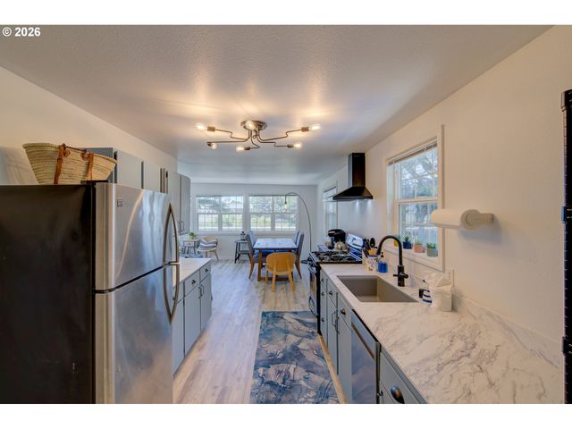 124 E SITKA St, Cannon Beach, OR 97110