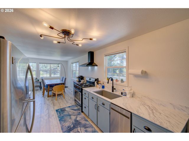 124 E SITKA St, Cannon Beach, OR 97110
