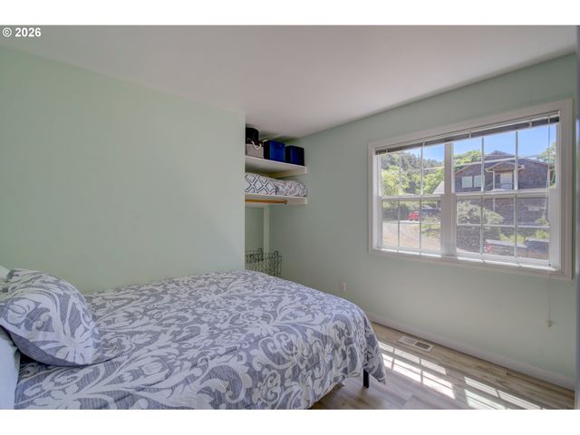124 E SITKA St, Cannon Beach, OR 97110