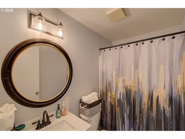 124 E SITKA St, Cannon Beach, OR 97110