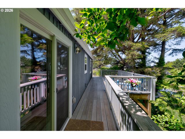 124 E SITKA St, Cannon Beach, OR 97110