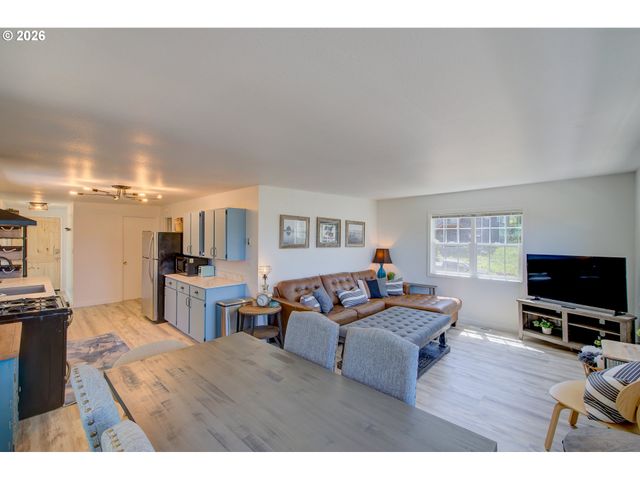 124 E SITKA St, Cannon Beach, OR 97110