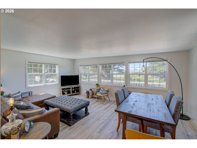 124 E SITKA St, Cannon Beach, OR 97110
