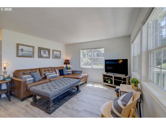 124 E SITKA St, Cannon Beach, OR 97110