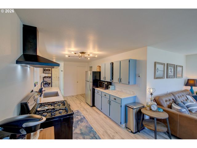 124 E SITKA St, Cannon Beach, OR 97110