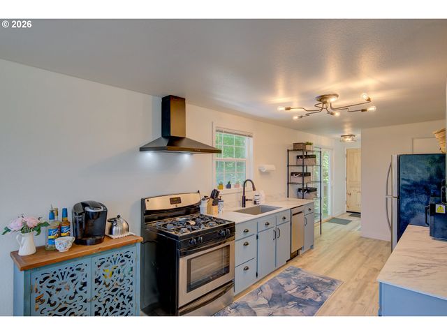 124 E SITKA St, Cannon Beach, OR 97110