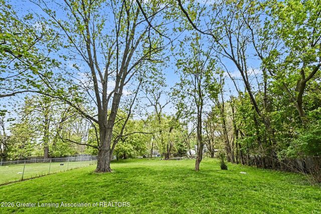 1422 Pierce Road, Lansing, MI 48910