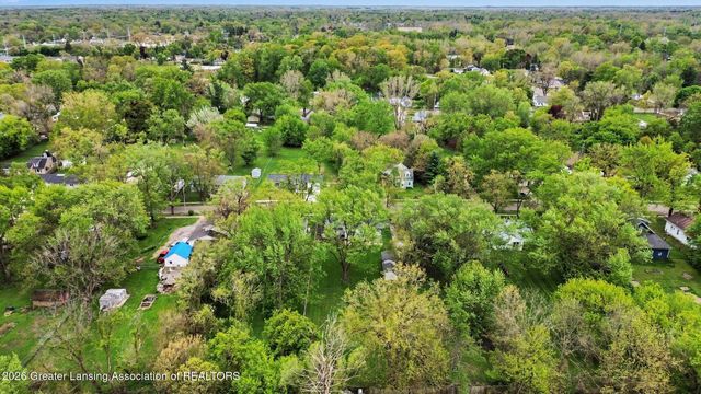 1422 Pierce Road, Lansing, MI 48910
