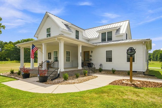 808 Clearview Rd, Cottontown, TN 37048
