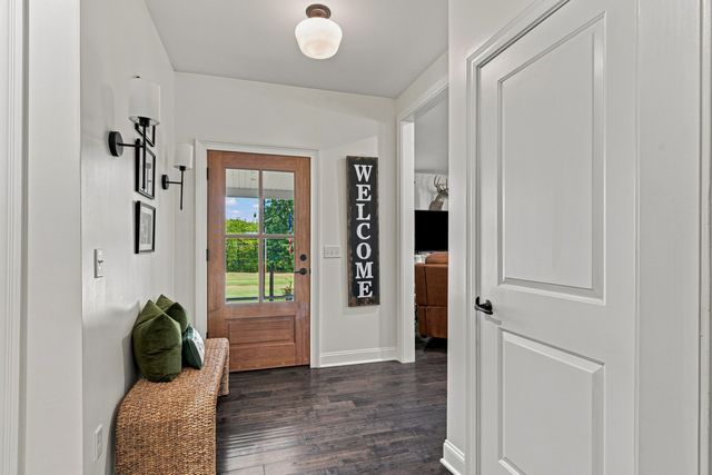 808 Clearview Rd, Cottontown, TN 37048