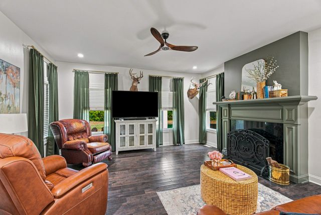 808 Clearview Rd, Cottontown, TN 37048
