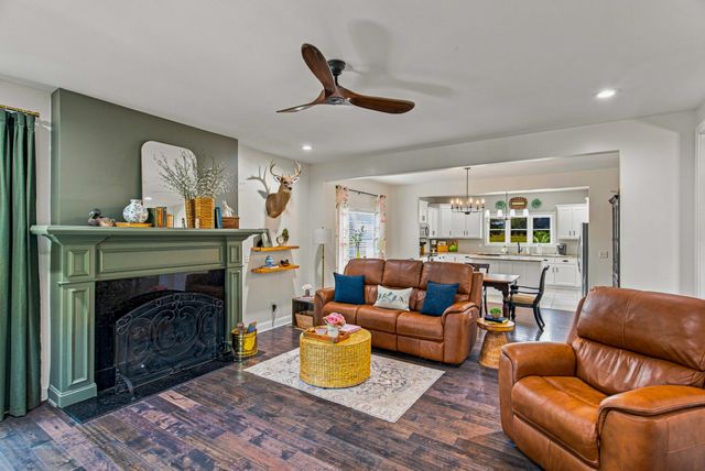808 Clearview Rd, Cottontown, TN 37048