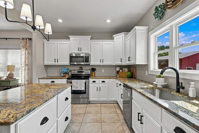 808 Clearview Rd, Cottontown, TN 37048