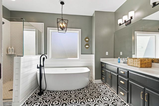 808 Clearview Rd, Cottontown, TN 37048
