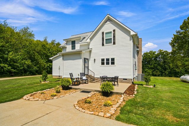 808 Clearview Rd, Cottontown, TN 37048