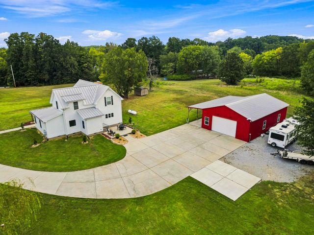 808 Clearview Rd, Cottontown, TN 37048