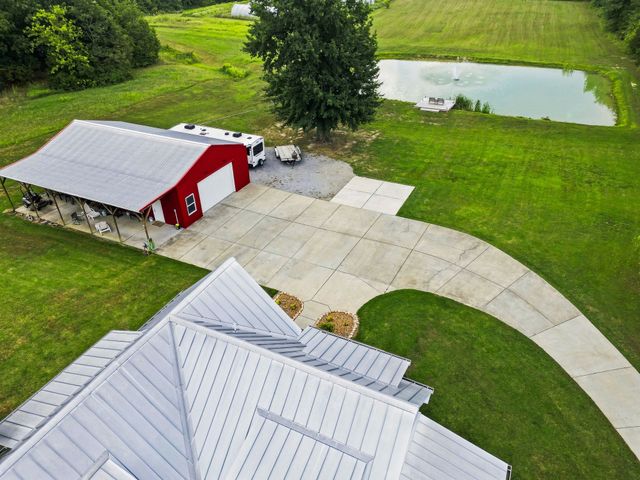 808 Clearview Rd, Cottontown, TN 37048