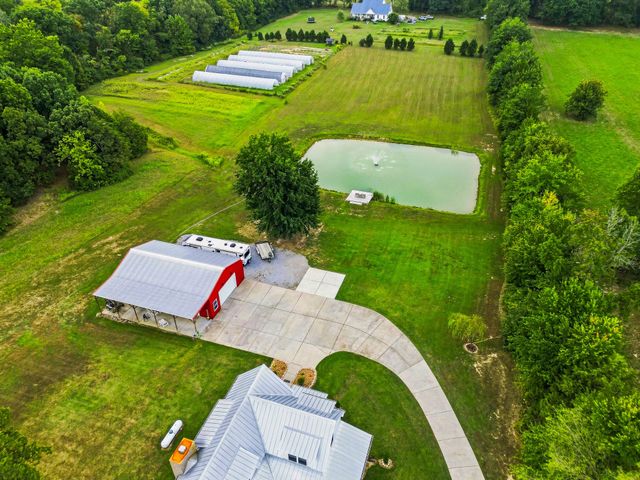 808 Clearview Rd, Cottontown, TN 37048