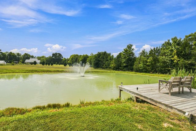 808 Clearview Rd, Cottontown, TN 37048