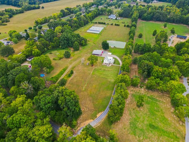 808 Clearview Rd, Cottontown, TN 37048