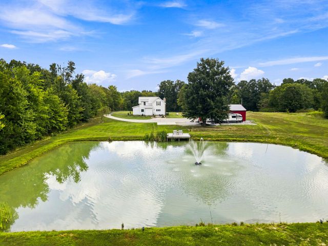 808 Clearview Rd, Cottontown, TN 37048