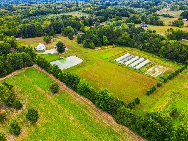 808 Clearview Rd, Cottontown, TN 37048