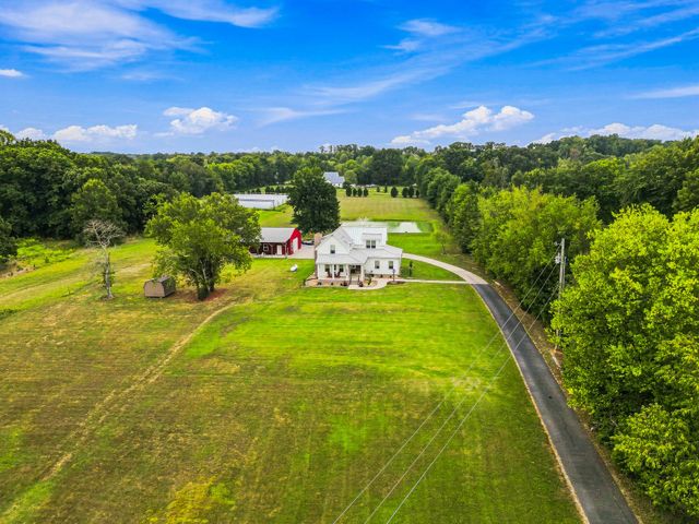 808 Clearview Rd, Cottontown, TN 37048